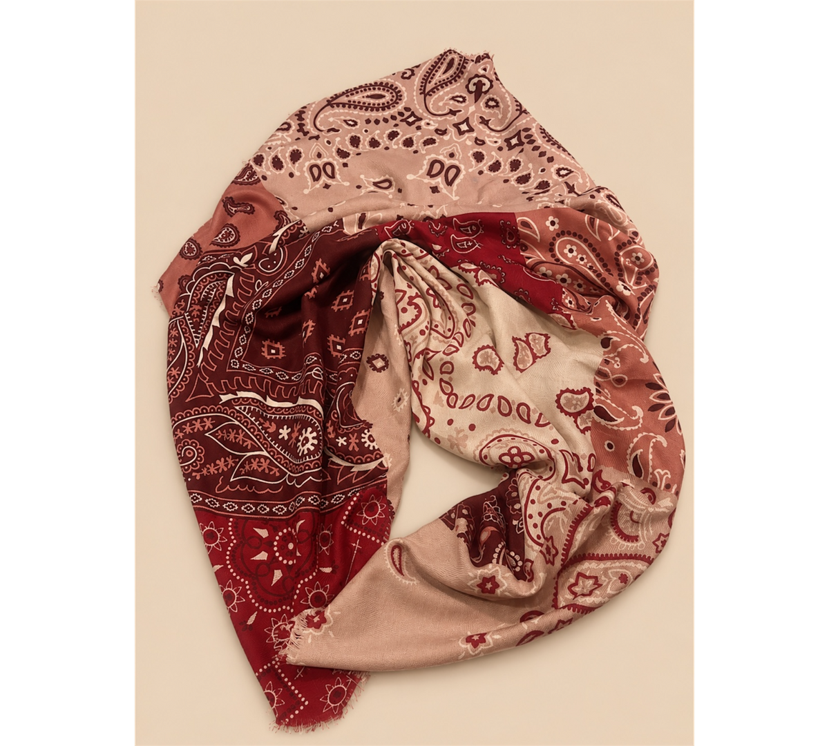 Schal im Paisley Muster